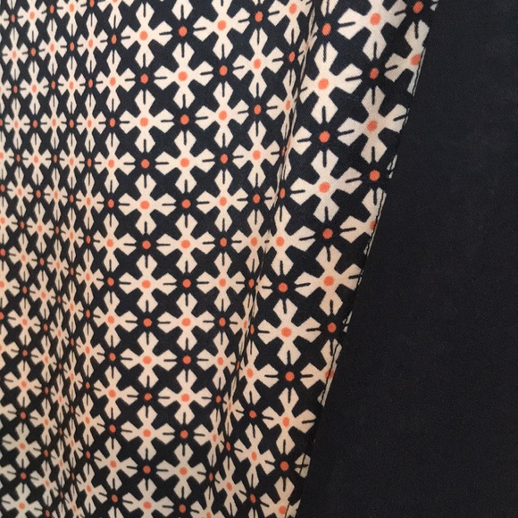 V front and V back shell/ tank. Slightly fitted wit fit and flare peplum - Picture 2 of 5